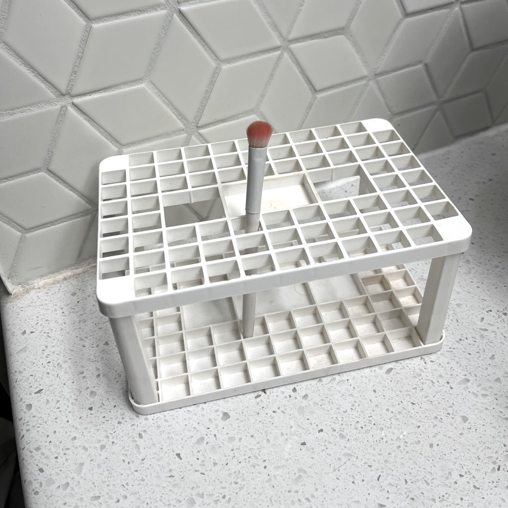 🌟 FREE W/Purchase 🌟 White Makeup Brush Holder with Brush